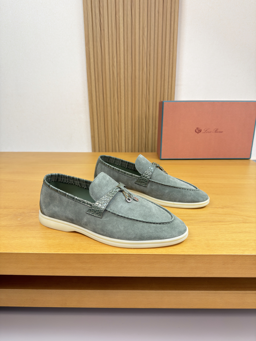 Soft loafer with textured trim