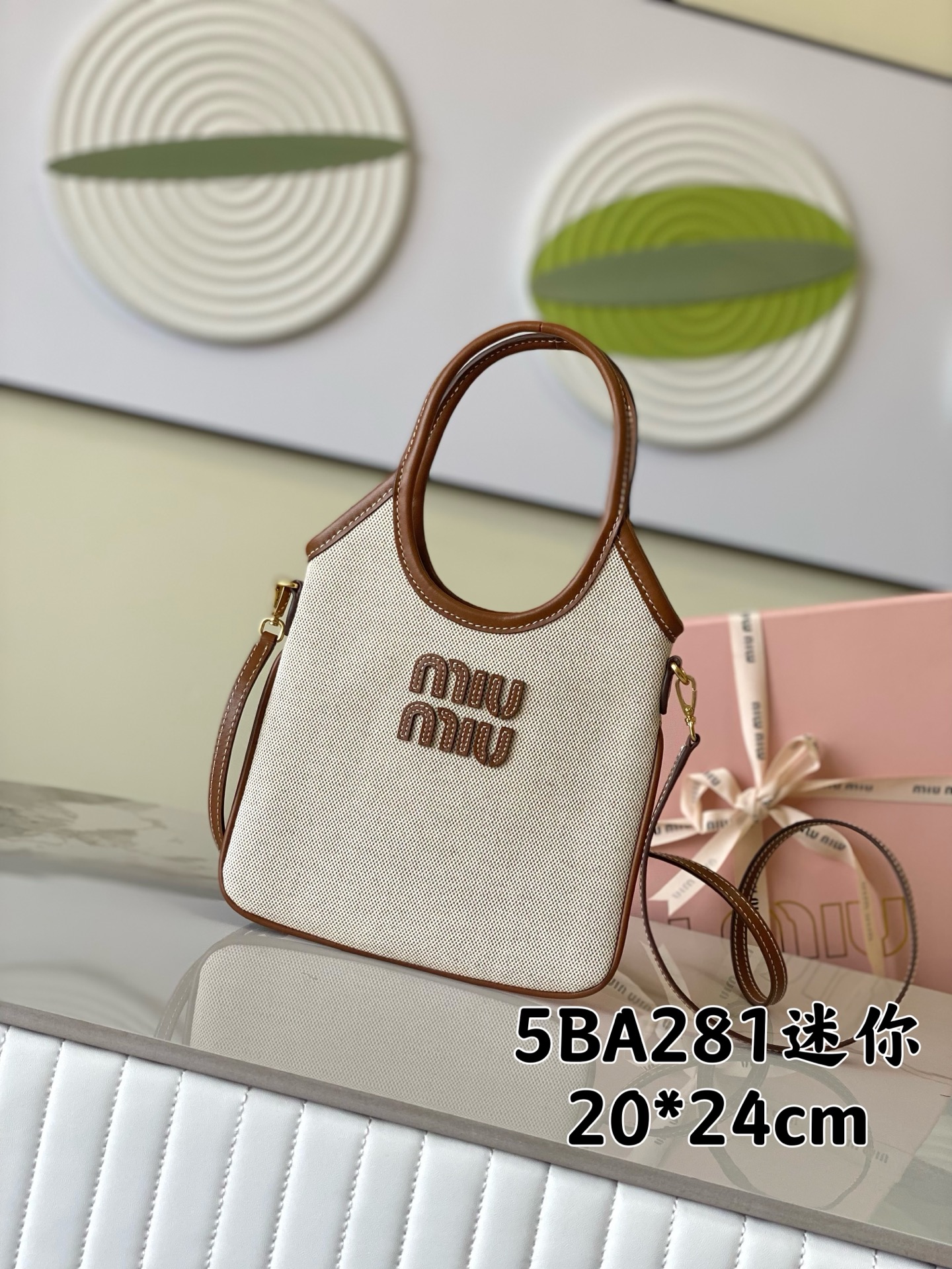 Contrast trim mini tote